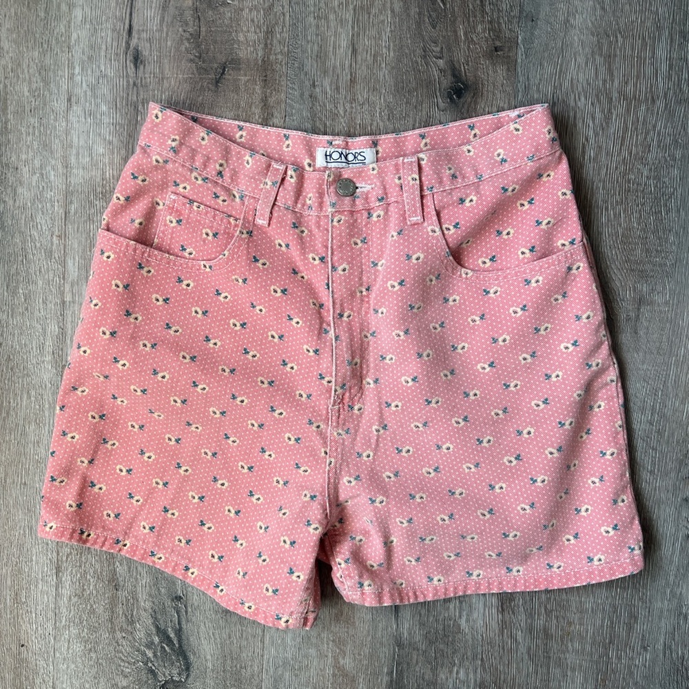 90’s high-rise pink, flower patterned shorts  💐